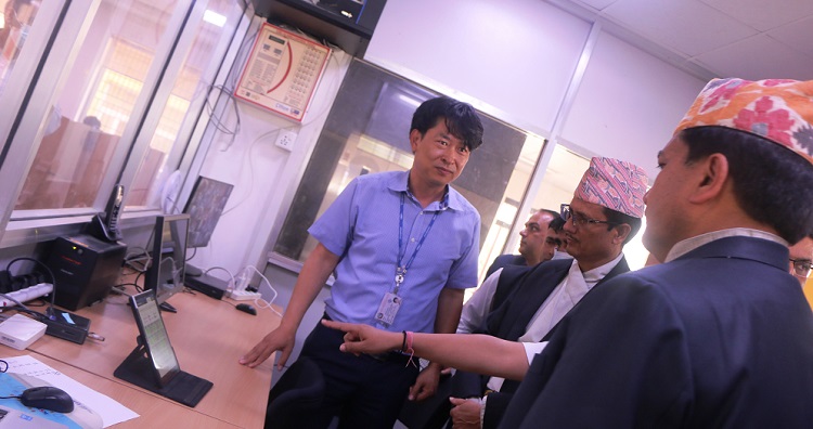 मन्त्रीले गरे इपीएस भाषा परीक्षा केन्द्रको अनुगमन