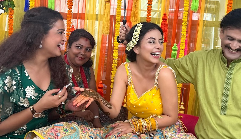 हरिहरकी दुलही बन्न लागेकी नायिका नीताको मेहेन्दी