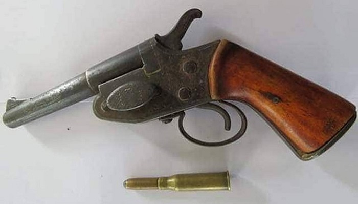 एक थान कटुवा पेस्तोल सहित दुई जना पक्राउ