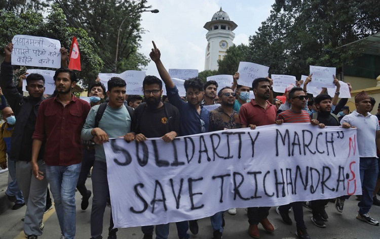 भ्यू टावर चाहिँ बन्ने, त्रिचन्द्र चाहिँ नबन्ने भन्दै सडकमा उत्रिए विद्यार्थी (तस्बिरहरु)
