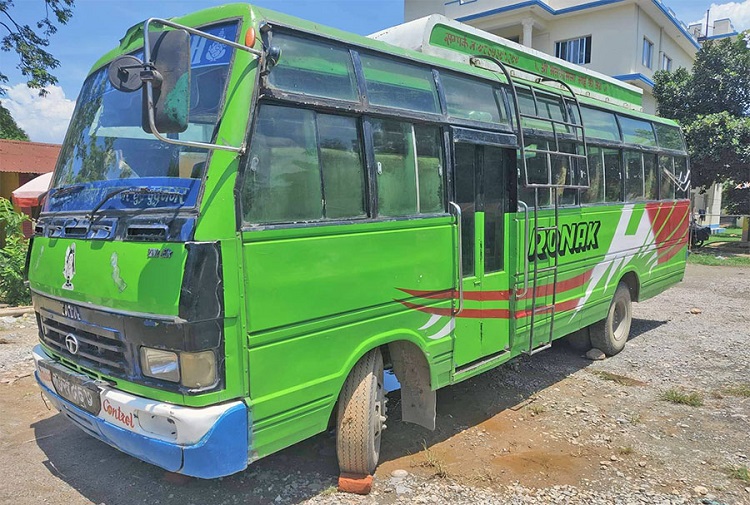 बिग्रिएको बस बनाउँदै गर्दा बसले किचेर सहचालकको मृत्यु