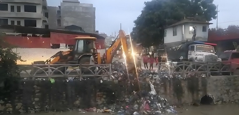 धोबी खोलामा फोहोर फाल्नेलाई महानगरले २५ हजार जरिवाना तिरायो