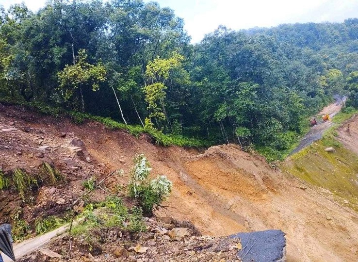 लेदो सहितको पहिरोले डुम्रे-बेसीसहर सडकखण्ड अवरुद्ध