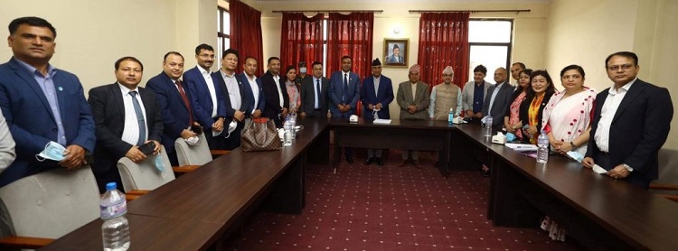 खुमलटारमा प्रचण्ड र एनआरएनएका पदाधिकारीबीच भेटघाट