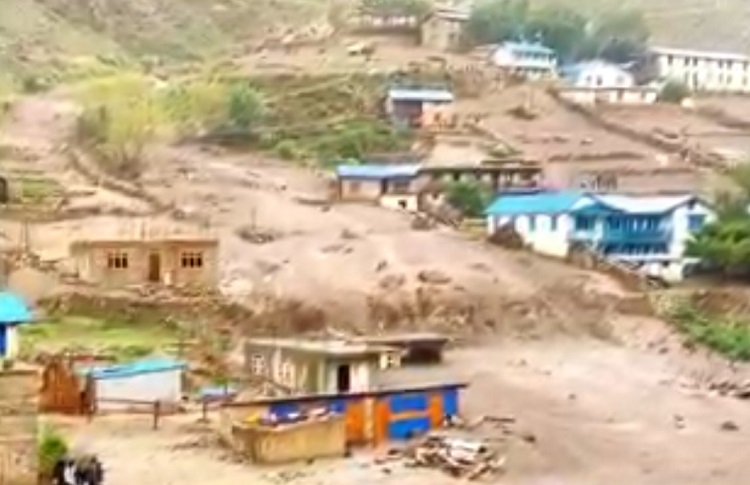 बाढीका कारण दुनैका २४ परिवार विस्थापित, करोडको क्षति