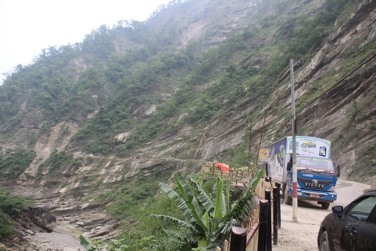 पहिरोले अवरुद्ध बुटवल-पाल्पा सडकखण्ड एकतर्फी रूपमा खुल्यो