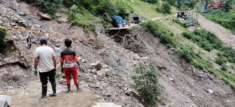 बाढीले तातोपानी नाका जोड्ने सडक क्षतिग्रस्त