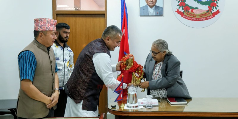 सिंहदरबारमै सुशीलालाई ‘दुर्गा’ उपहार