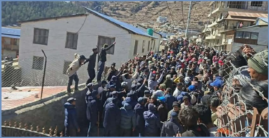 हुम्लामा निर्वाचन प्रहरी नै टायर बालेर सडक आन्दोलनमा