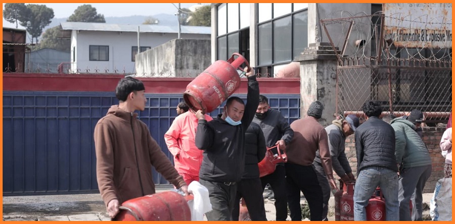 अब बजारमा आधा सिलिण्डर ग्यास